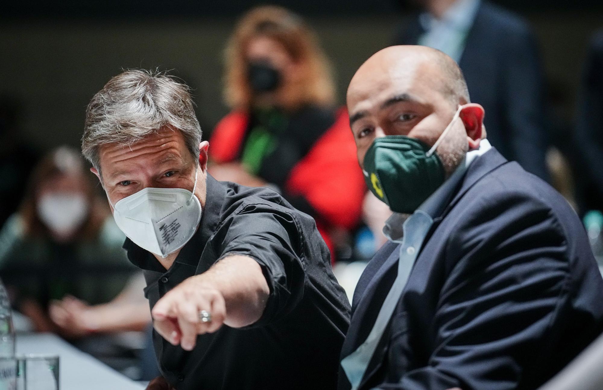 Wirtschaftsminister Robert Habeck (links) und Grünen-Vorsitzender Omid Nouripour am 14. Oktober 2022 beim Bundesparteitag in Bonn.