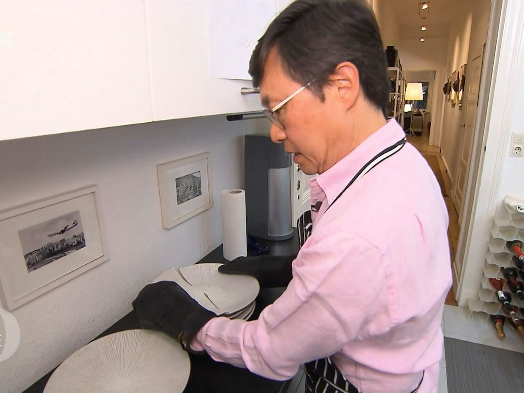 Beim Anrichten der Hauptspeise gehen dem „Das perfekte Dinner“-Kandidat Kin plötzlich die guten Teller zu Bruch.