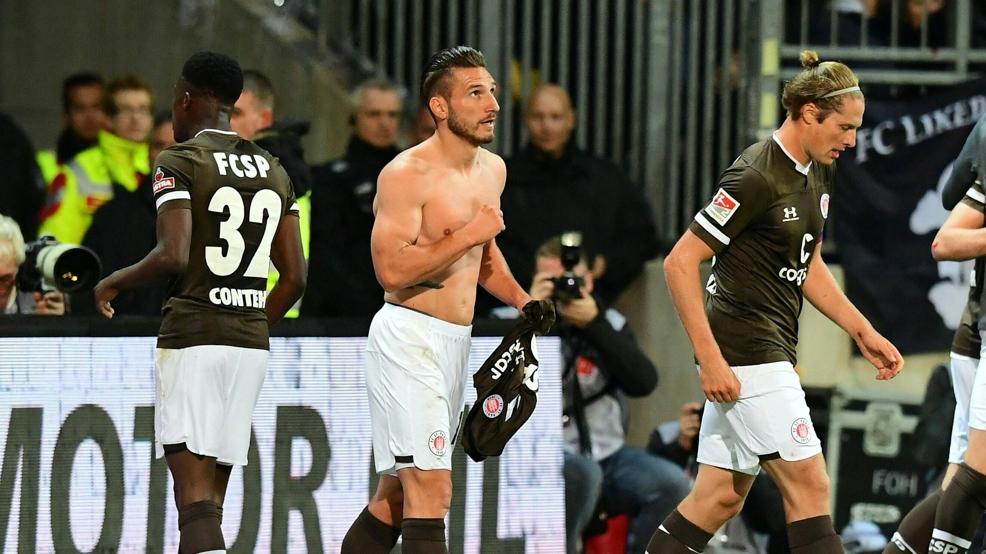 Dimitrios Diamantakos jubelt am 16. September 2019 oberkörperfrei über seinen Treffer für den FC St. Pauli gegen den Hamburger SV.