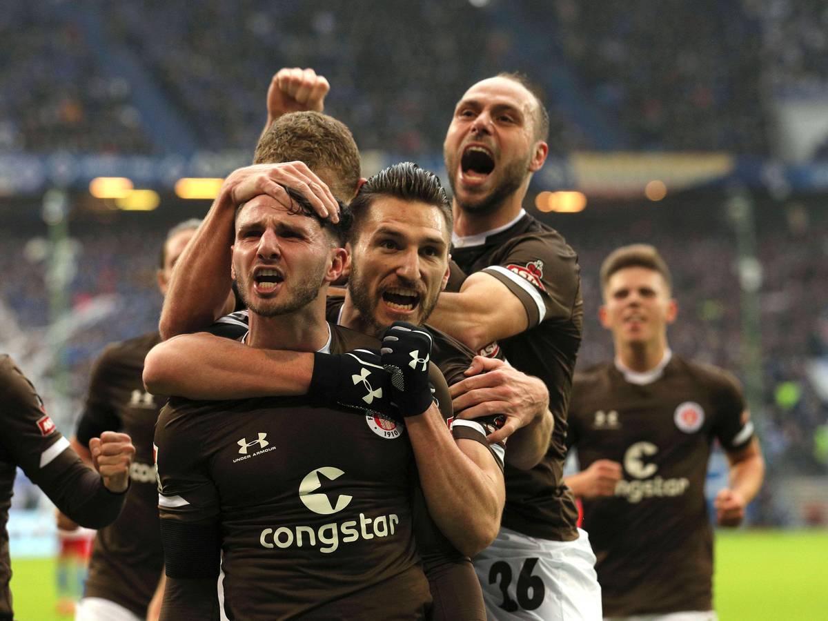 Glücksgefühle: Die Spieler des FC St. Pauli jubeln am 22. Februar 2020 über ihren Erfolg beim Hamburger SV.