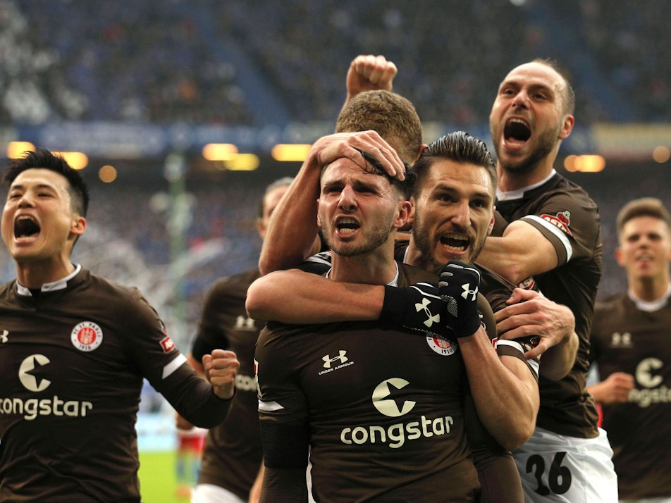 Glücksgefühle: Die Spieler des FC St. Pauli jubeln am 22. Februar 2020 über ihren Erfolg beim Hamburger SV.