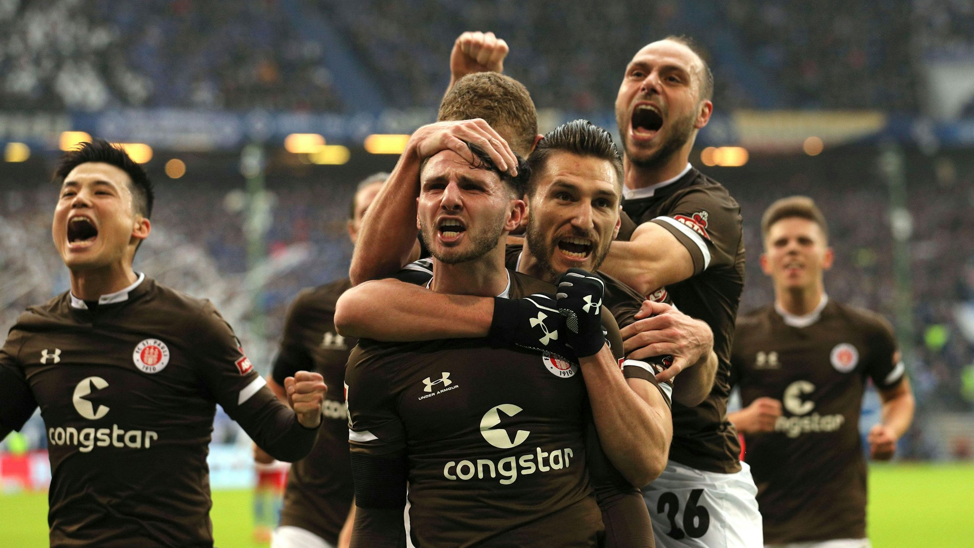 Glücksgefühle: Die Spieler des FC St. Pauli jubeln am 22. Februar 2020 über ihren Erfolg beim Hamburger SV.