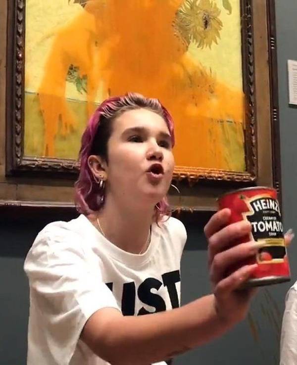 Das von Just Stop Oil herausgegebene Foto zeigt zwei Demonstrantinnen, von denen eine eine Dose Tomatensuppe hält, die Vincent Van Goghs berühmtes Werk „Sonnenblumen“ von 1888 in der National Gallery in London mit Dosensuppe beworfen haben. Die beiden Mitglieder der Organisation Just Stop Oil verschütteten am Freitagvormittag in der National Gallery den Inhalt von zwei Dosen über dem Kunstwerk, das einen Schätzwert von umgerechnet rund 84 Millionen Euro hat.