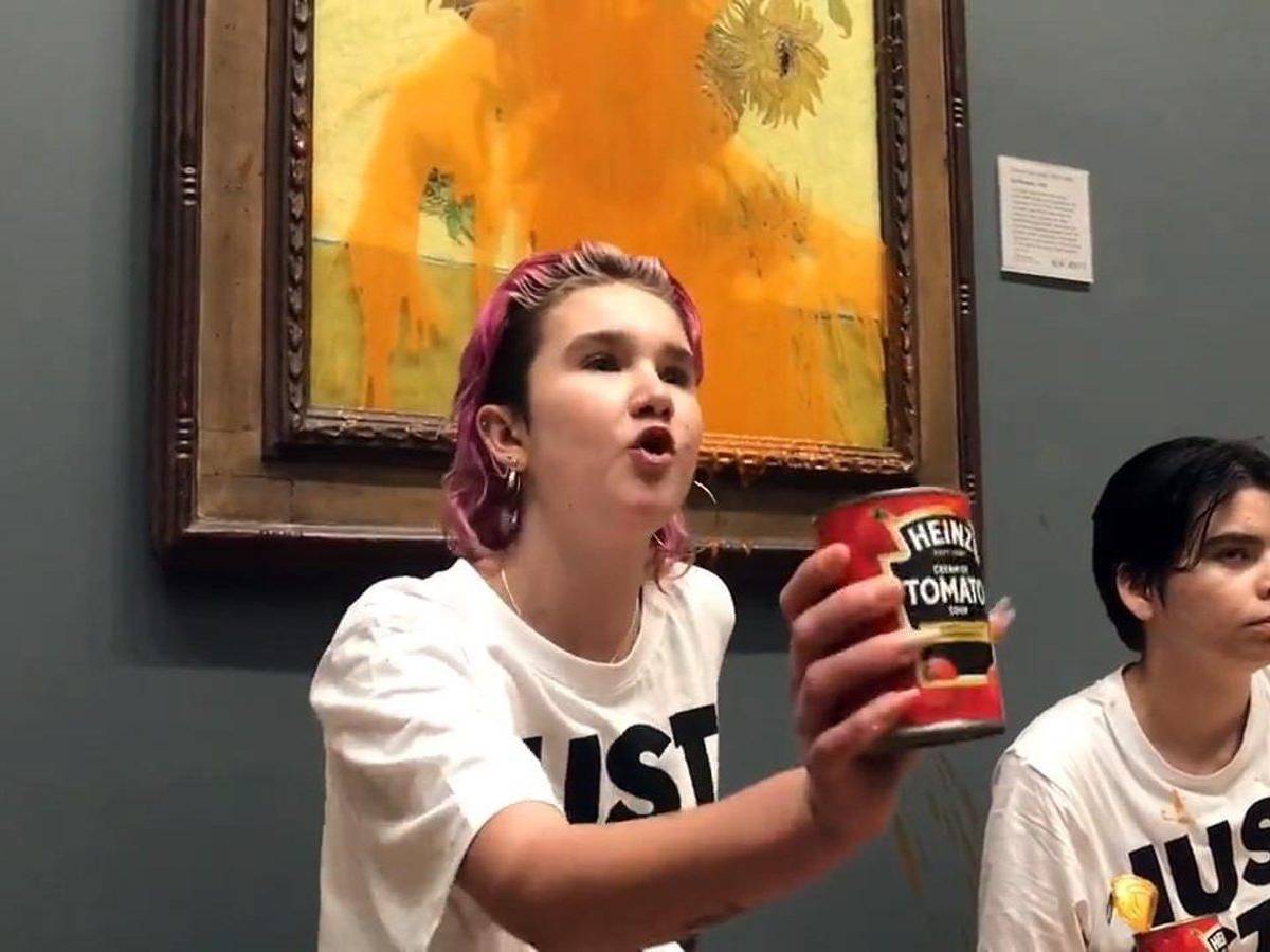 Das von Just Stop Oil herausgegebene Foto zeigt zwei Demonstrantinnen, von denen eine eine Dose Tomatensuppe hält, die Vincent Van Goghs berühmtes Werk „Sonnenblumen“ von 1888 in der National Gallery in London mit Dosensuppe beworfen haben. Die beiden Mitglieder der Organisation Just Stop Oil verschütteten am Freitagvormittag in der National Gallery den Inhalt von zwei Dosen über dem Kunstwerk, das einen Schätzwert von umgerechnet rund 84 Millionen Euro hat.