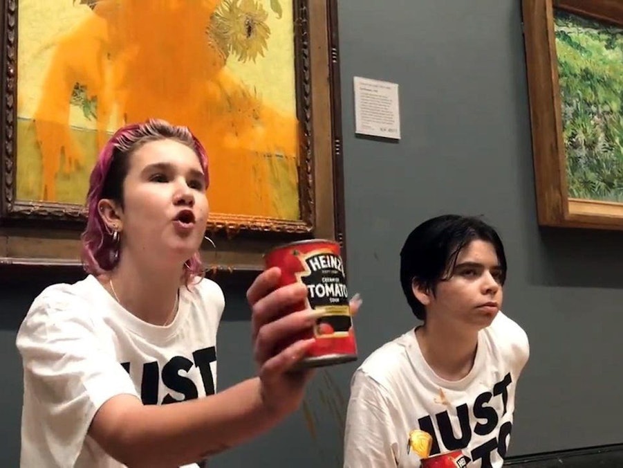 Das von Just Stop Oil herausgegebene Foto zeigt zwei Demonstrantinnen, von denen eine eine Dose Tomatensuppe hält, die Vincent Van Goghs berühmtes Werk „Sonnenblumen“ von 1888 in der National Gallery in London mit Dosensuppe beworfen haben. Die beiden Mitglieder der Organisation Just Stop Oil verschütteten am Freitagvormittag in der  National Gallery den Inhalt von zwei Dosen über dem Kunstwerk, das einen Schätzwert von umgerechnet rund 84 Millionen Euro hat.