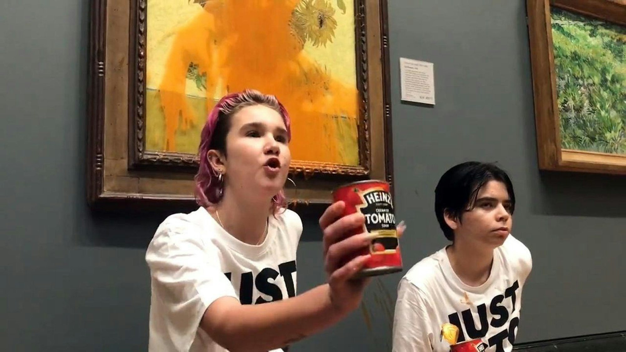 Das von Just Stop Oil herausgegebene Foto zeigt zwei Demonstrantinnen, von denen eine eine Dose Tomatensuppe hält, die Vincent Van Goghs berühmtes Werk „Sonnenblumen“ von 1888 in der National Gallery in London mit Dosensuppe beworfen haben. Die beiden Mitglieder der Organisation Just Stop Oil verschütteten am Freitagvormittag in der  National Gallery den Inhalt von zwei Dosen über dem Kunstwerk, das einen Schätzwert von umgerechnet rund 84 Millionen Euro hat.