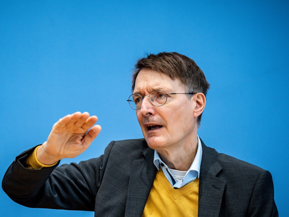 Karl Lauterbach (SPD), Bundesminister für Gesundheit, nimmt an einer Pressekonferenz zur aktuellen Corona-Lage und zur neuen Kampagne des Gesundheitsministeriums zum Schutz vor Corona teil.