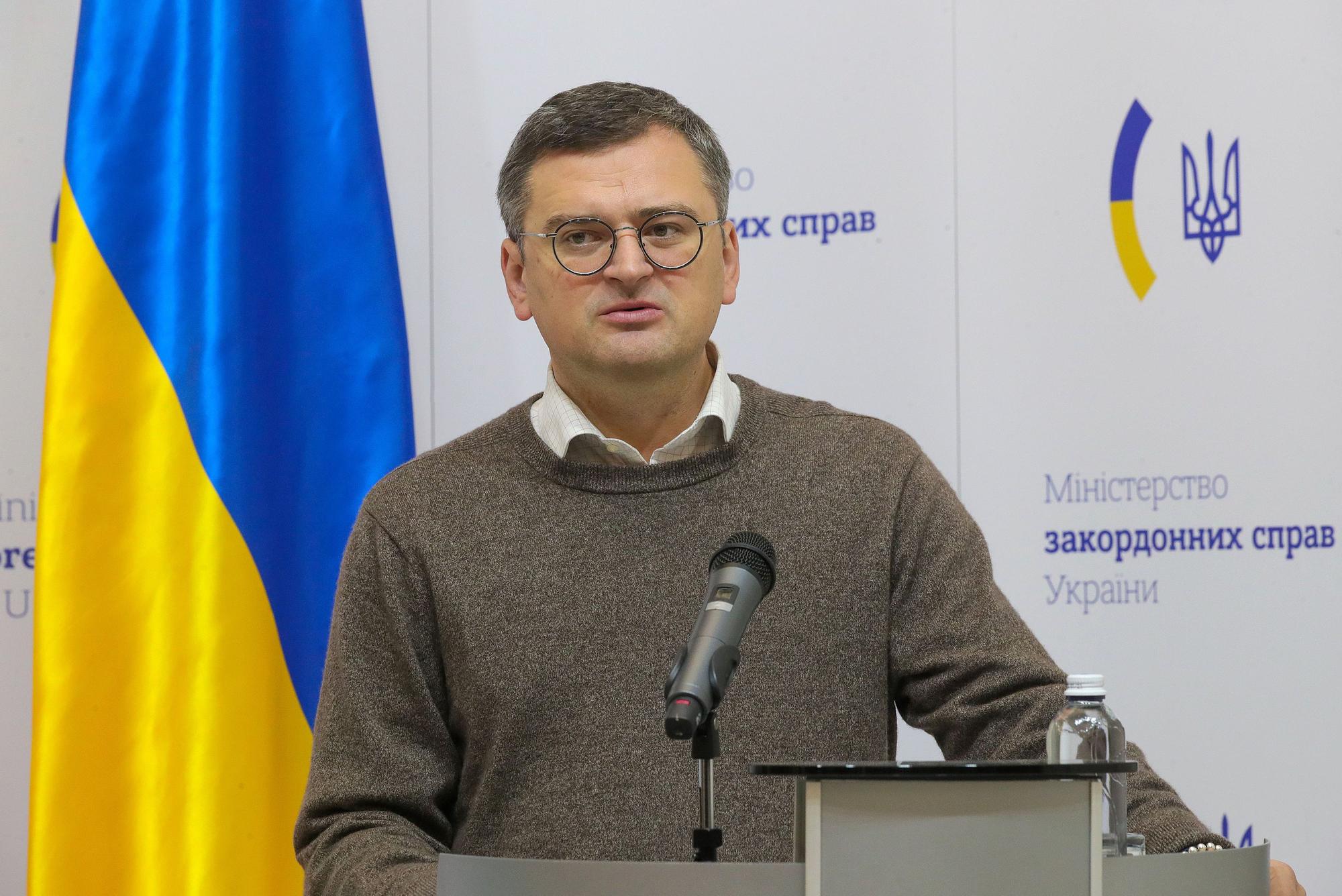 Dmytro Kuleba, Außenminister der Ukraine, nimmt an einem gemeinsamen Briefing mit der französischen Außenministerin Colonna teil.