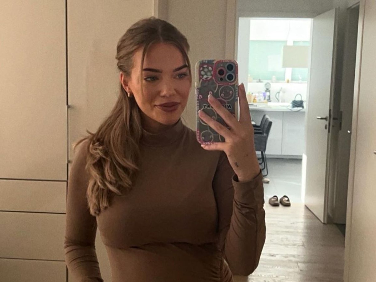 Laura Maria Rypa posiert mit Babybauch am 6. September 2022 für ein Instagram-Selfie.