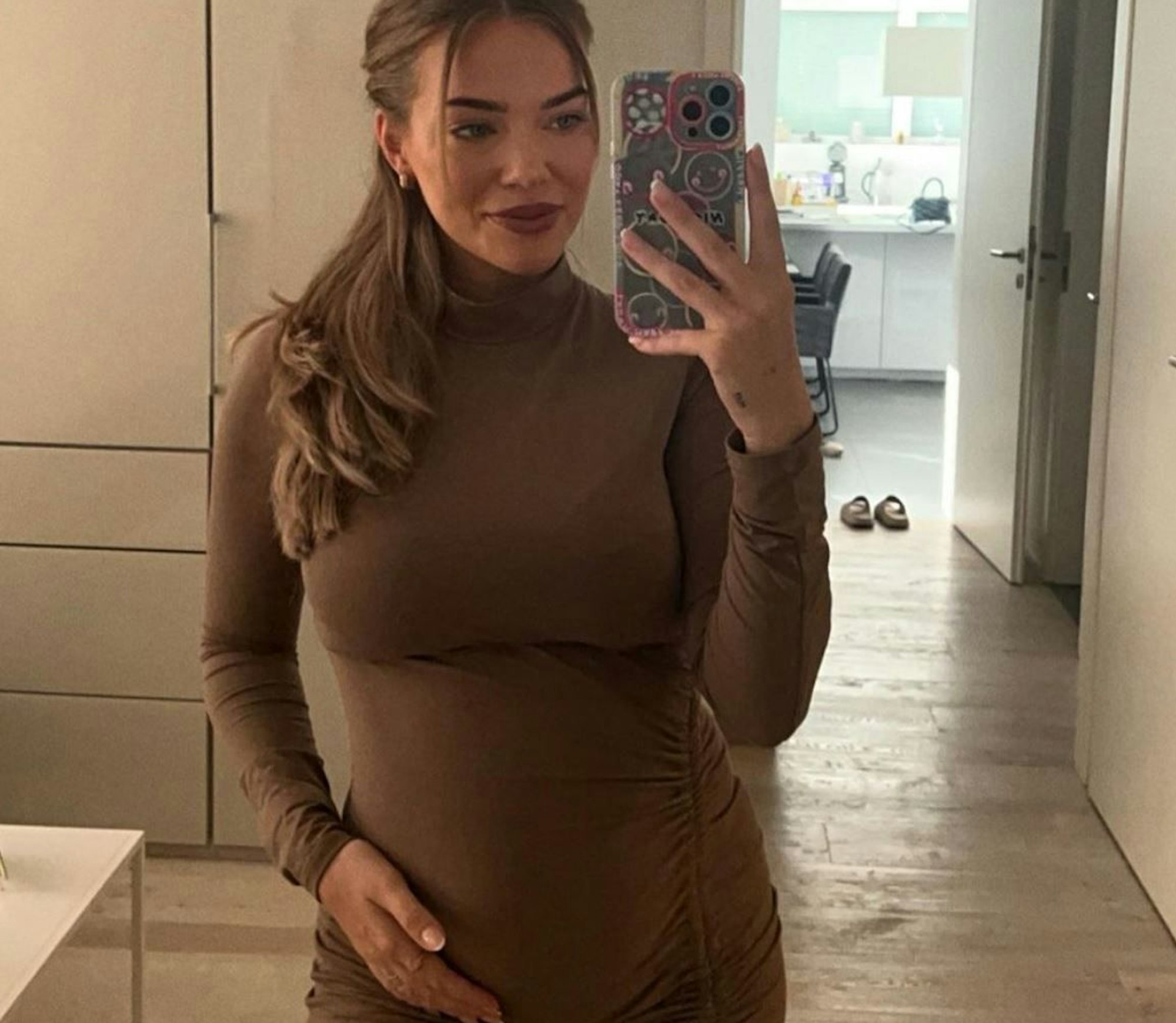 Laura Maria Rypa posiert mit Babybauch am 6. September 2022 für ein Instagram-Selfie.