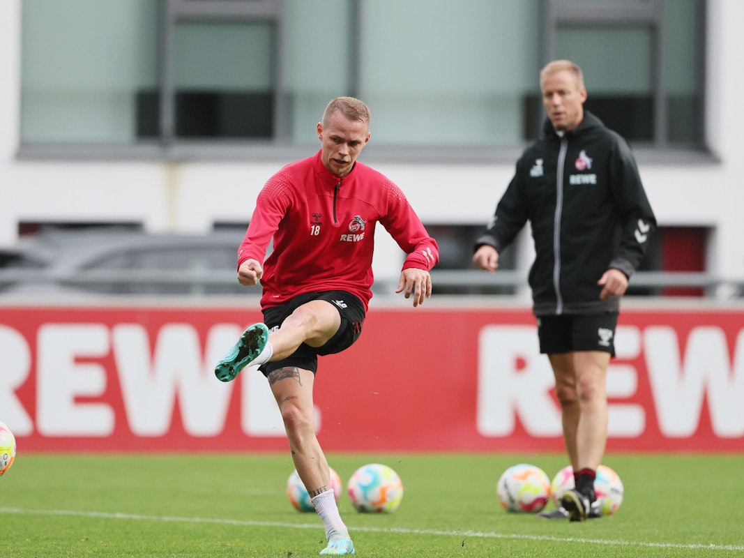 Ondrej Duda schießt den Ball unter Beobachtung von FC-Co-Trainer Kevin McKenna.