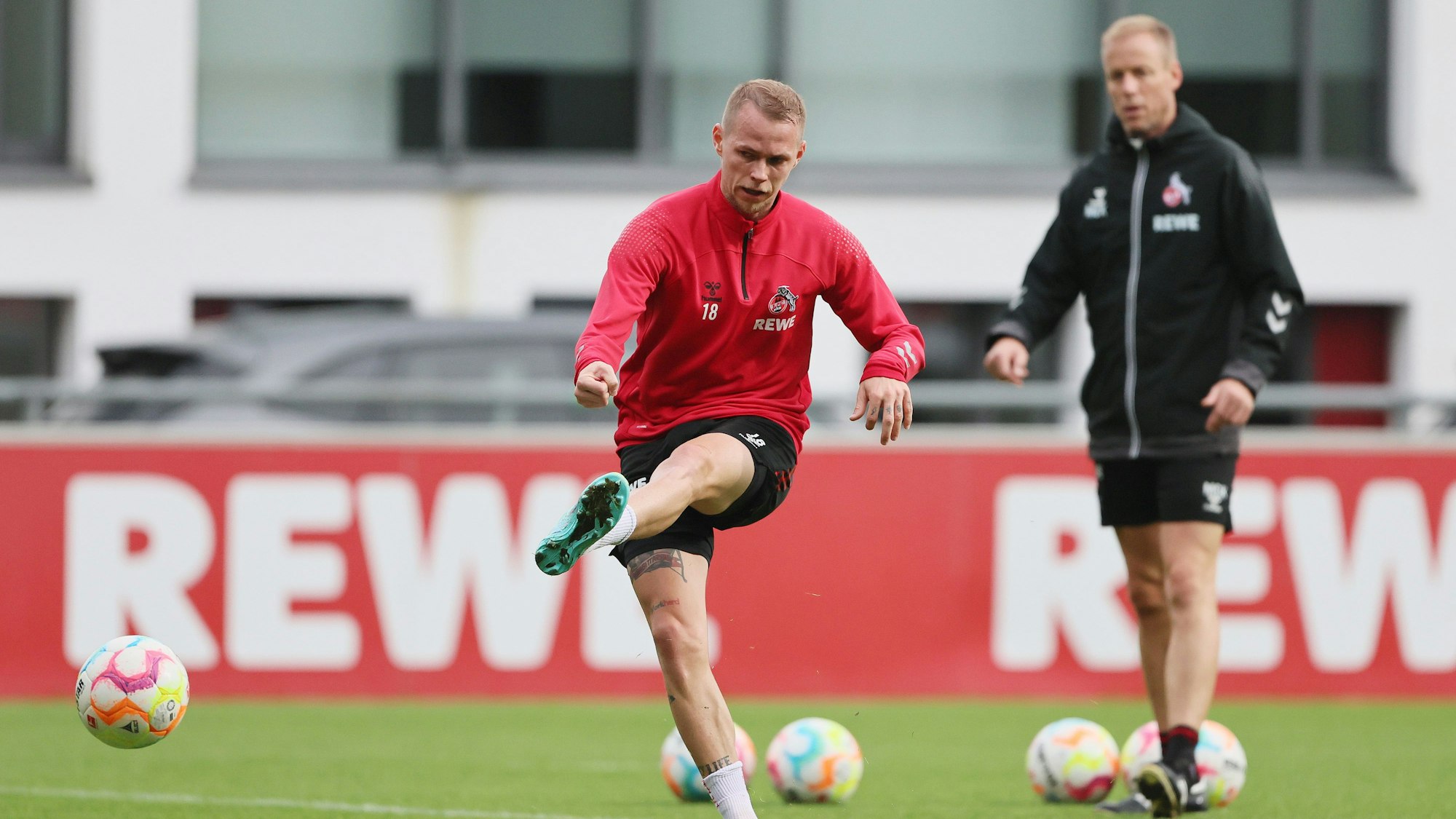 Ondrej Duda schießt den Ball unter Beobachtung von FC-Co-Trainer Kevin McKenna.
