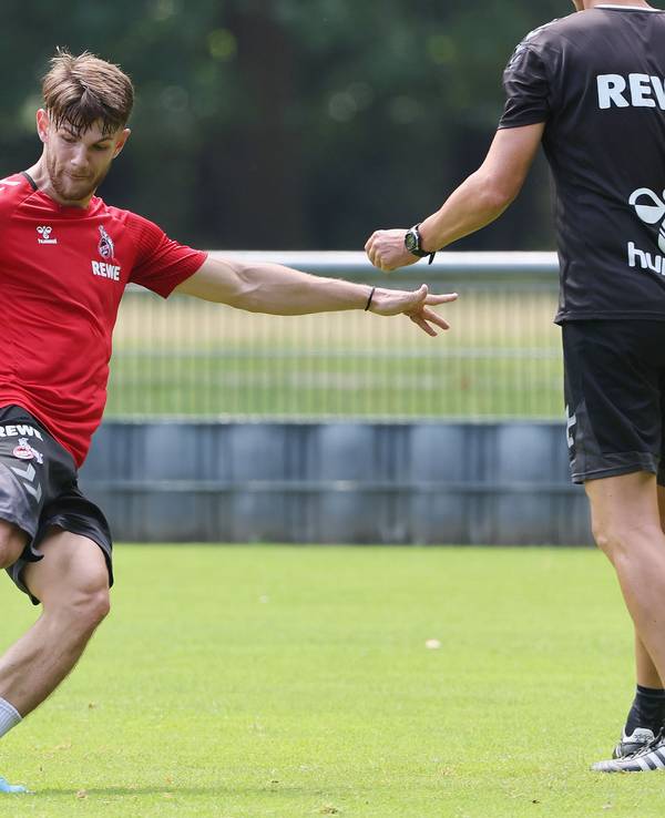 Jan Thielmann scheißt einen Ball aus der Luft.