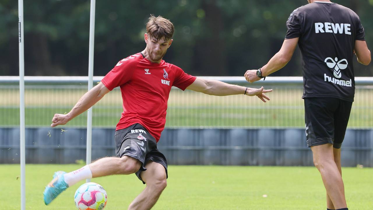 Jan Thielmann scheißt einen Ball aus der Luft.