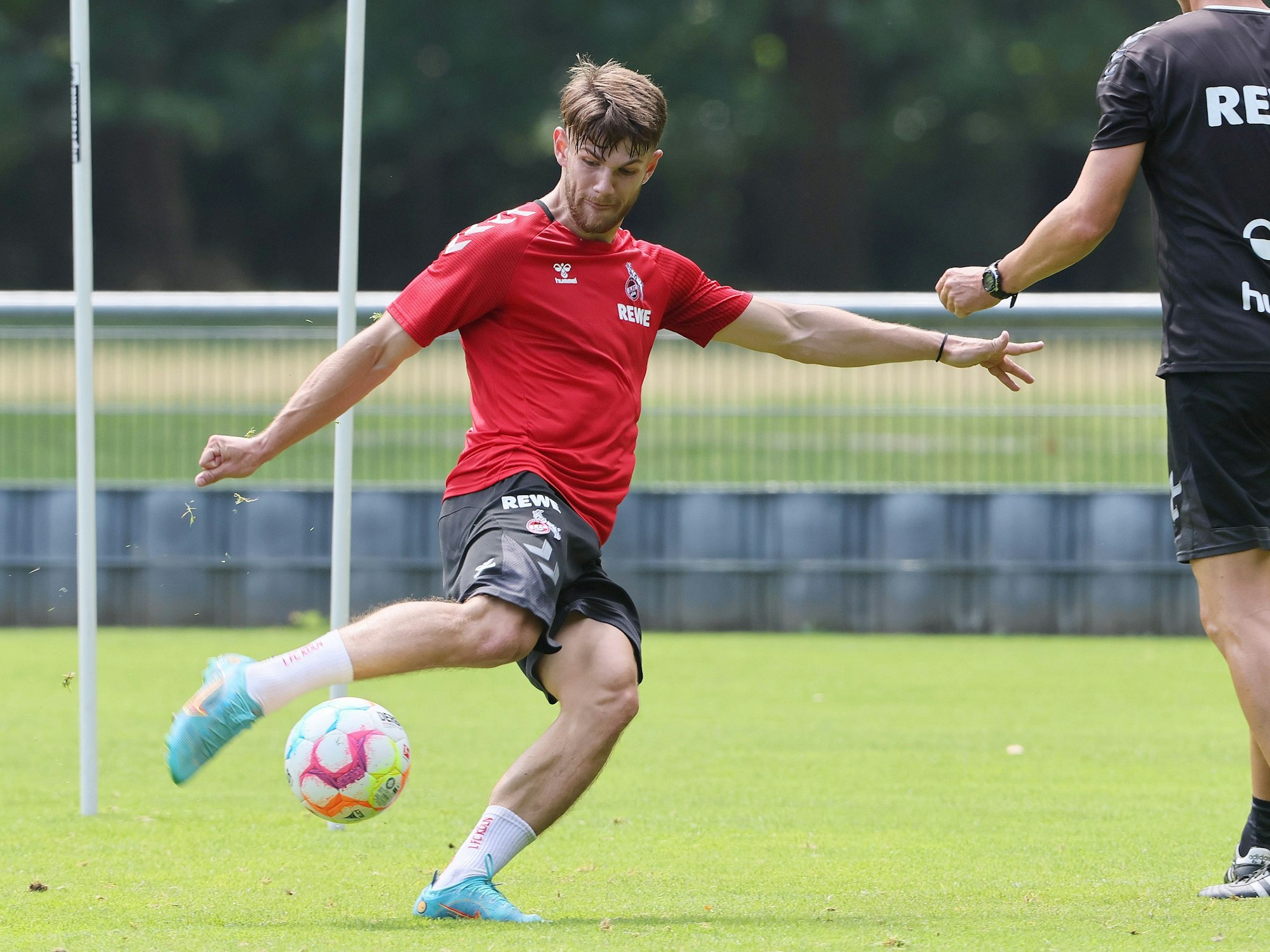Jan Thielmann scheißt einen Ball aus der Luft.