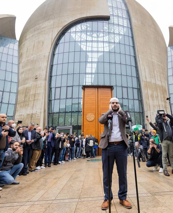 Mustafa Kader am Freitag (14. Oktober) beim ersten öffentlichen Muezzin-Ruf in Köln.