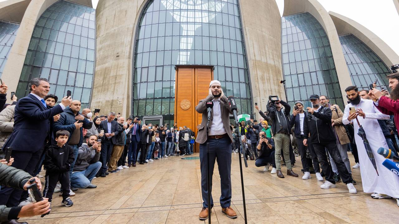 Mustafa Kader am Freitag (14. Oktober) beim ersten öffentlichen Muezzin-Ruf in Köln.
