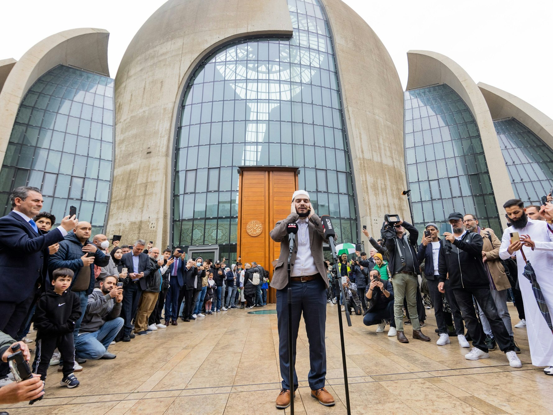 Mustafa Kader am Freitag (14. Oktober) beim ersten öffentlichen Muezzin-Ruf in Köln.