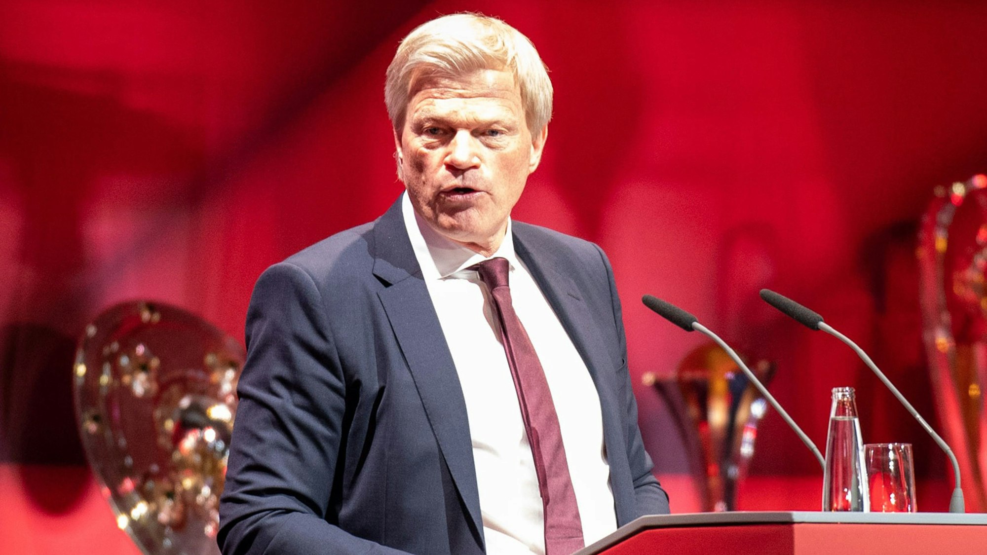 Oliver Kahn bei der Jahreshauptversammlung des FC Bayern am Rednerpult