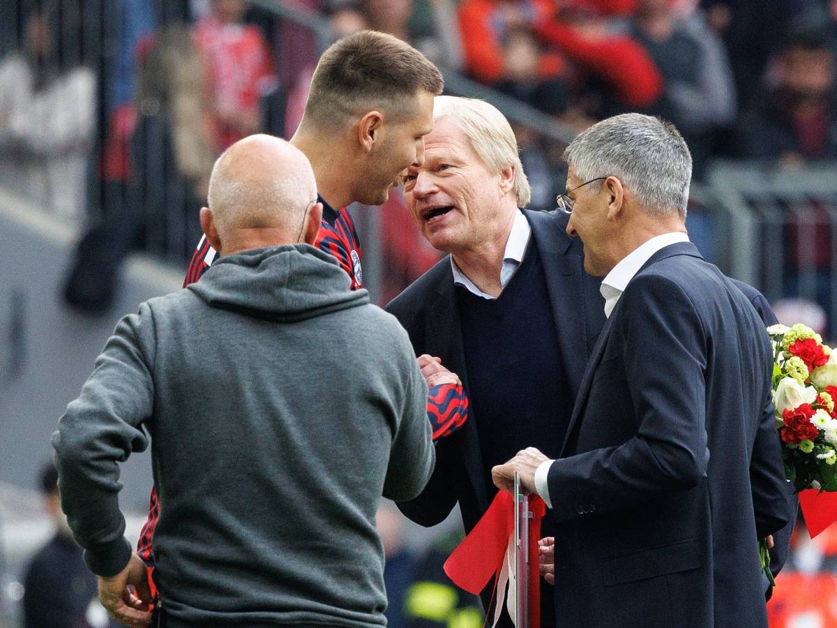 Oliver Kahn (2.v.r.) und Niklas Süle (2.v.l.) sprechen bei dessen Verabschiedung als Spieler des FC Bayern München.