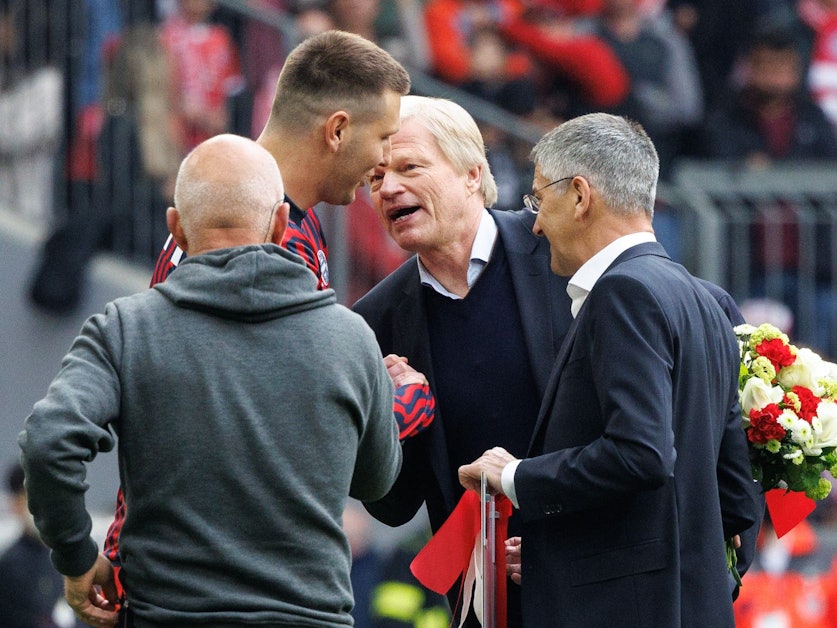 Oliver Kahn (2.v.r.) und Niklas Süle (2.v.l.) sprechen bei dessen Verabschiedung als Spieler des FC Bayern München.