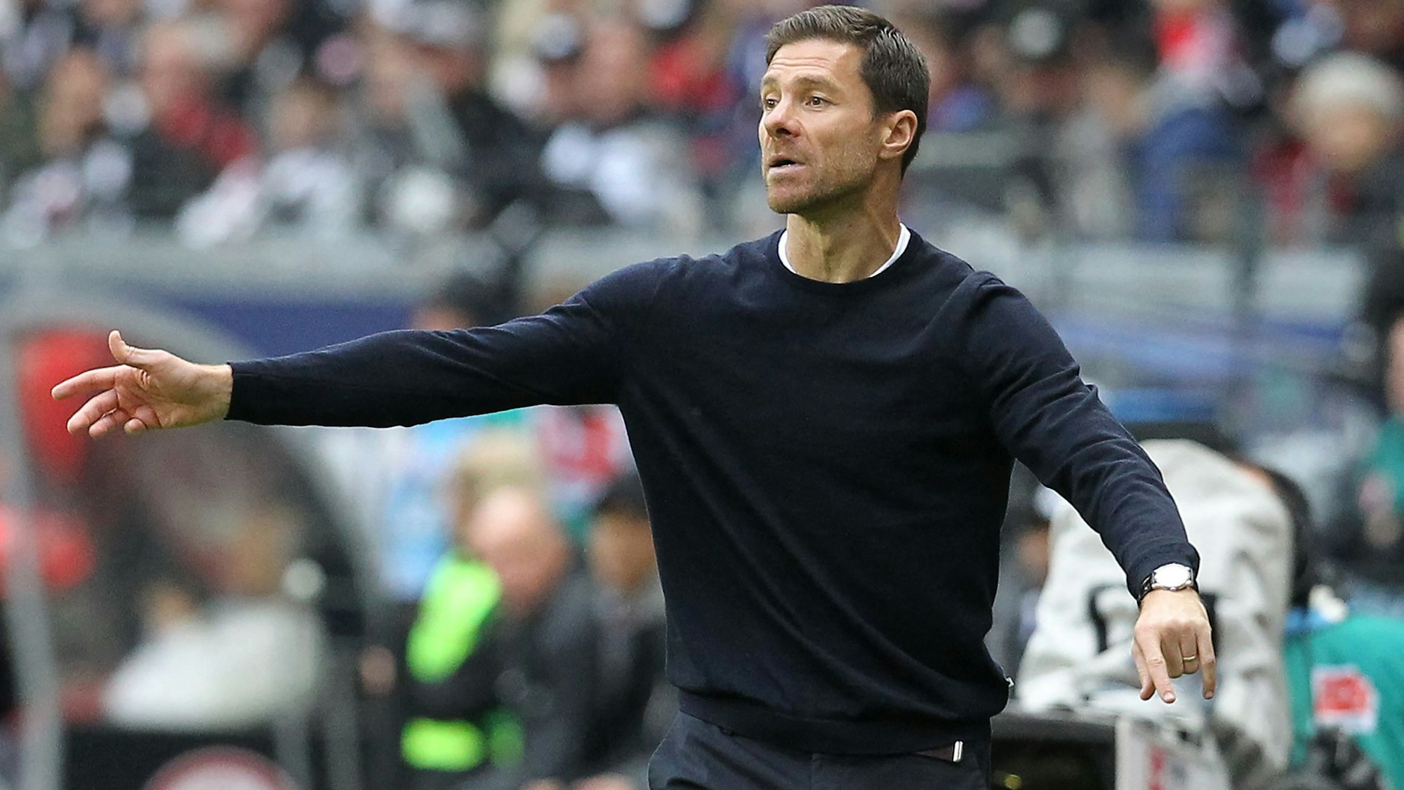 Xabi Alonso stemmte sich in seiner Coaching-Zone vergeblich gegen die Niederlage von Bayer Leverkusen bei Eintracht Frankfurt.
