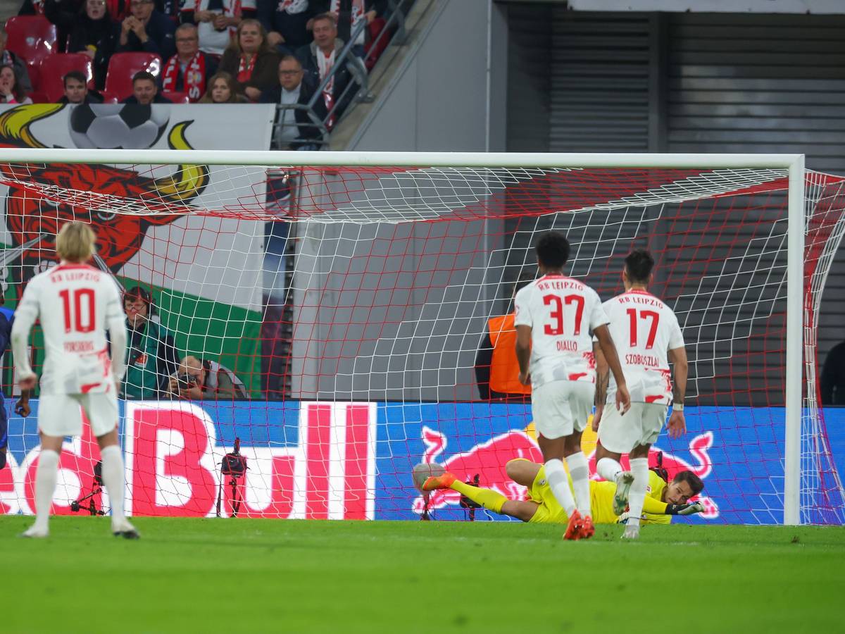 Dodi Lukébakio tritt zum Elfmeter für Hertha BSC bei RB Leipzig an.