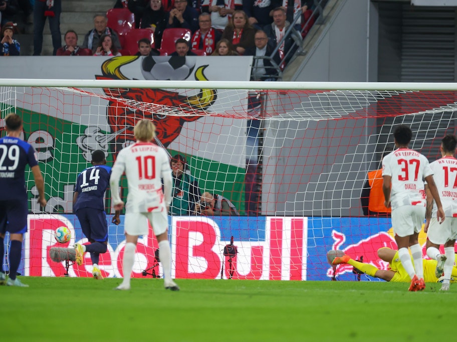 Dodi Lukébakio tritt zum Elfmeter für Hertha BSC bei RB Leipzig an.