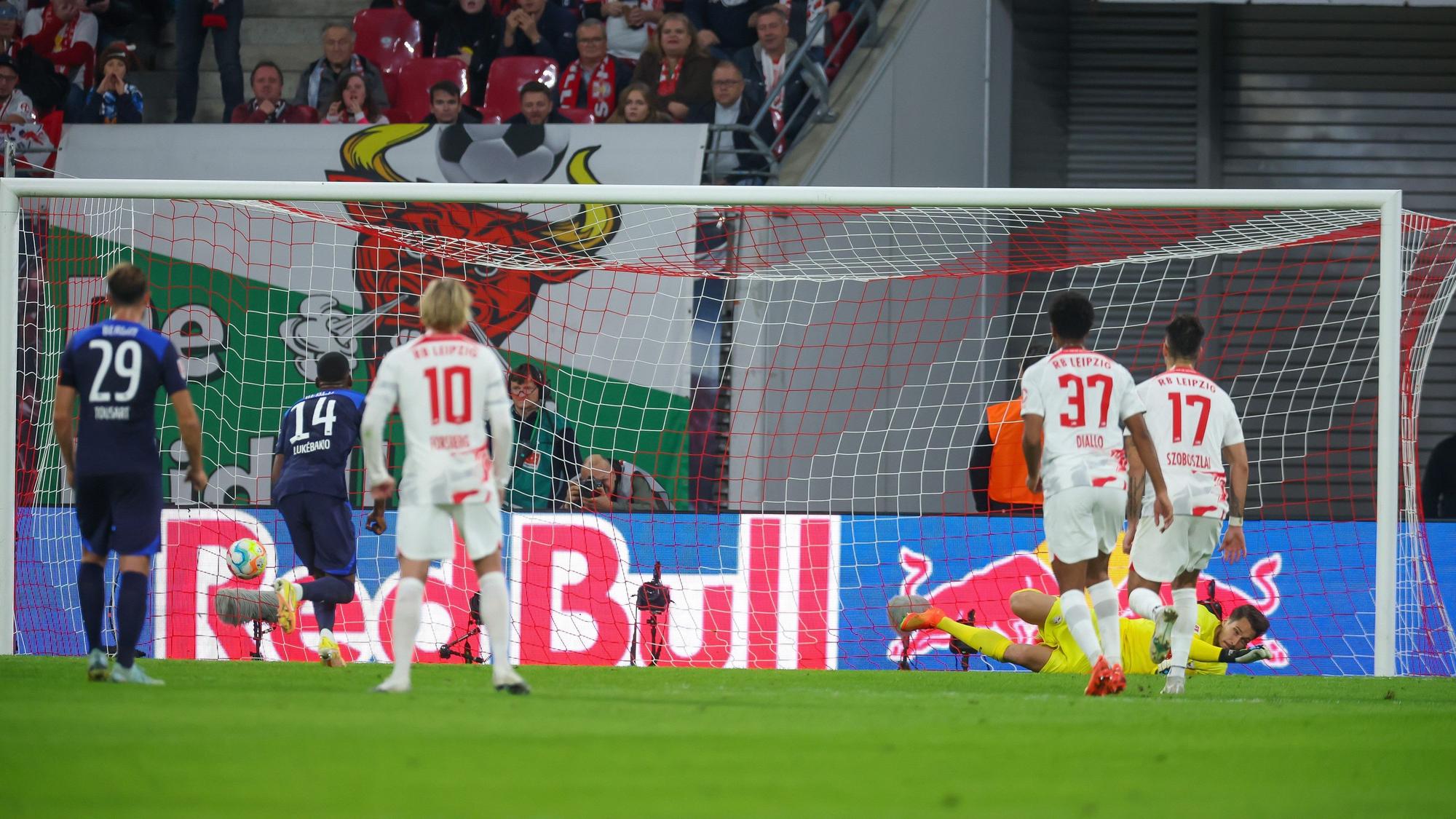 Dodi Lukébakio tritt zum Elfmeter für Hertha BSC bei RB Leipzig an.