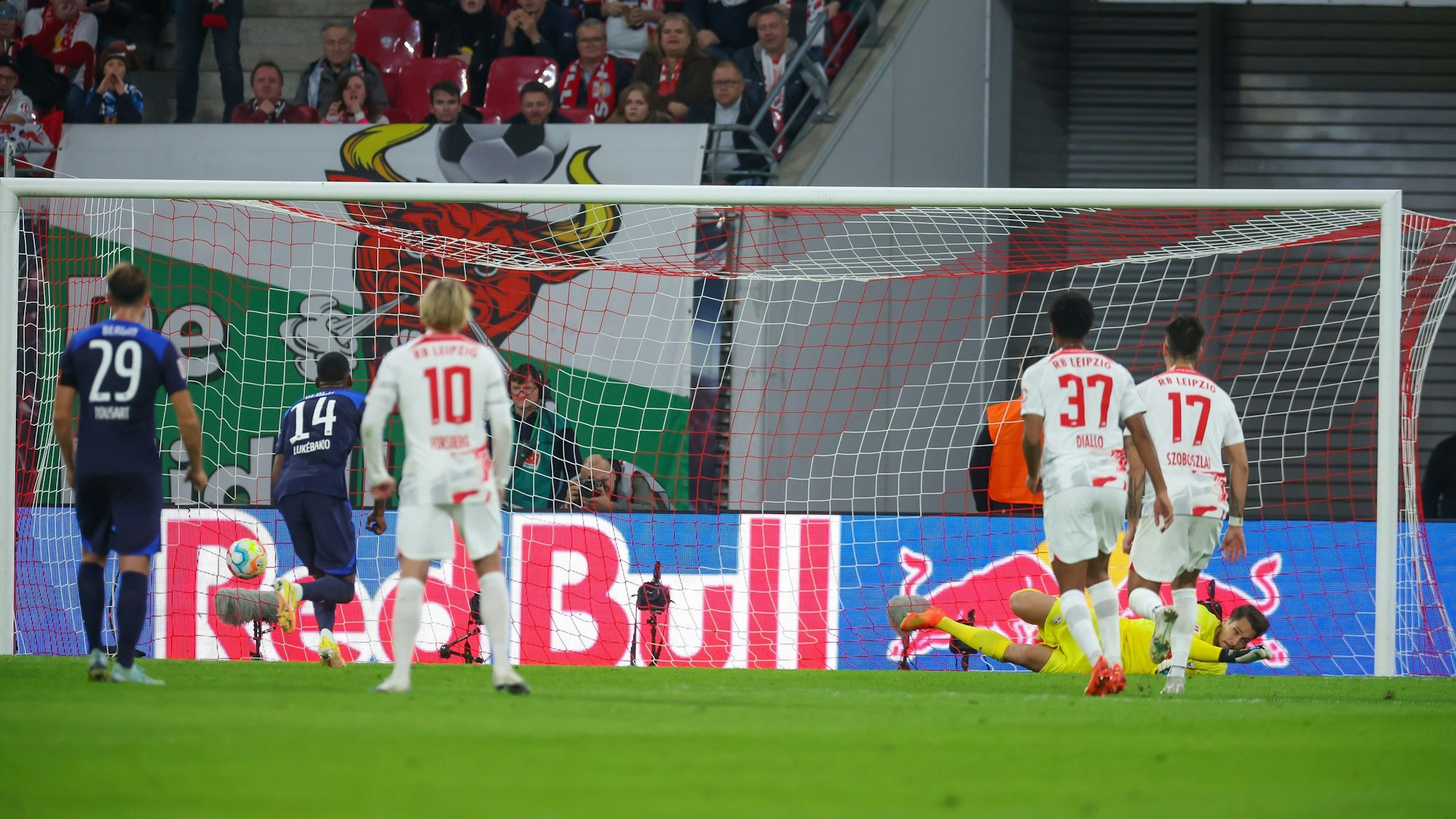 Dodi Lukébakio tritt zum Elfmeter für Hertha BSC bei RB Leipzig an.