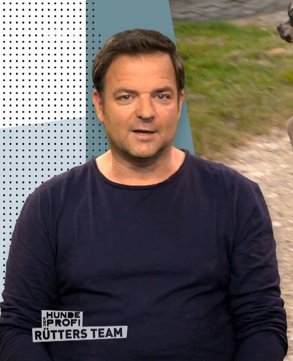 Martin Rütter bewertet das Verhalten von Hündin Emmi.