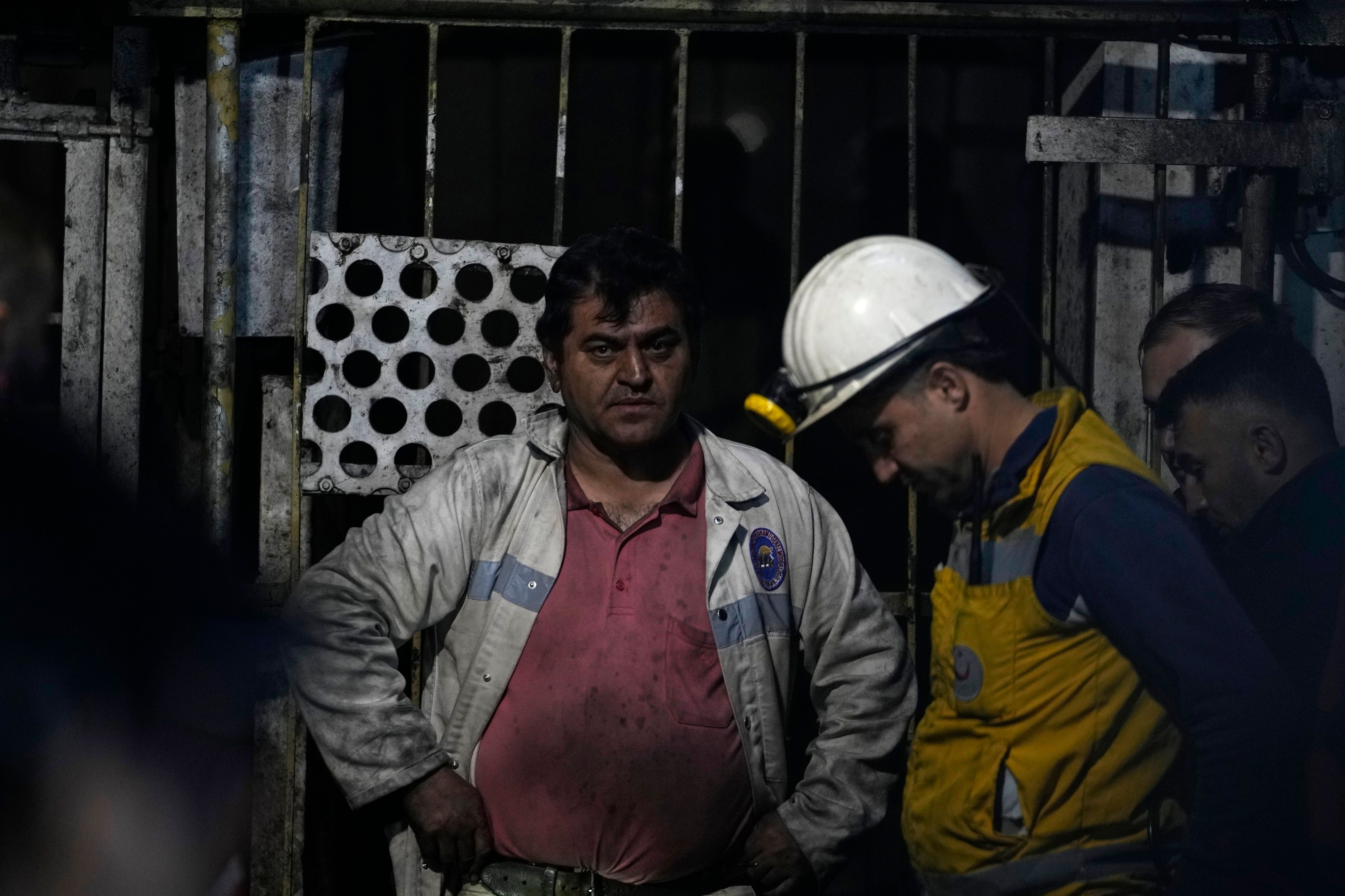 Bergleute und Rettungskräfte warten vor dem Bergwerk in Amasra. Nach offiziellen Angaben ereignete sich in einem Kohlebergwerk im Norden der Türkei eine tödliche Explosion, bei der Dutzende von Bergleuten verschüttet wurden. dpa