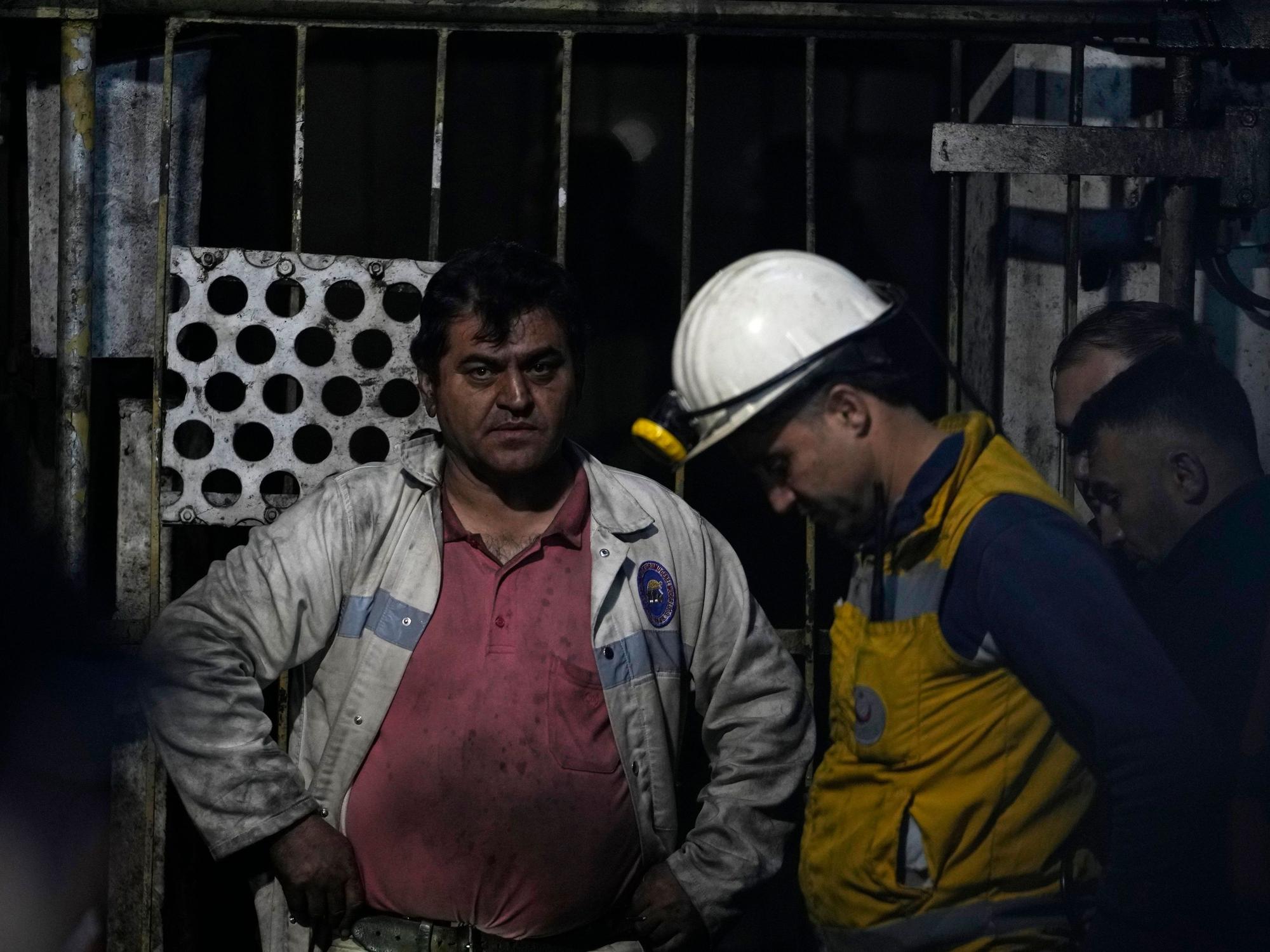 Bergleute und Rettungskräfte warten vor dem Bergwerk in Amasra. Nach offiziellen Angaben ereignete sich in einem Kohlebergwerk im Norden der Türkei eine tödliche Explosion, bei der Dutzende von Bergleuten verschüttet wurden. dpa