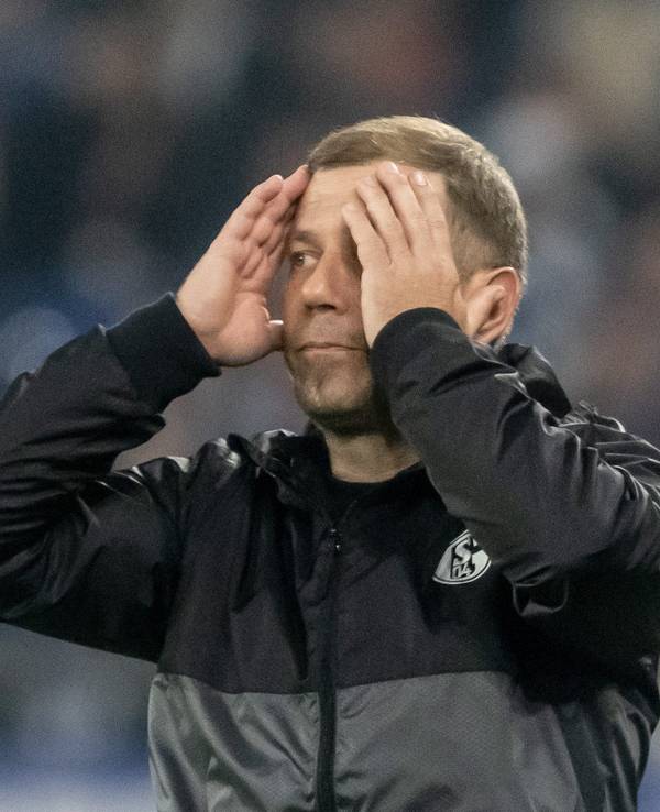 Trainer Frank Kramer von Schalke verfolgt das Spiel und schlägt die Hände vors Gesicht.