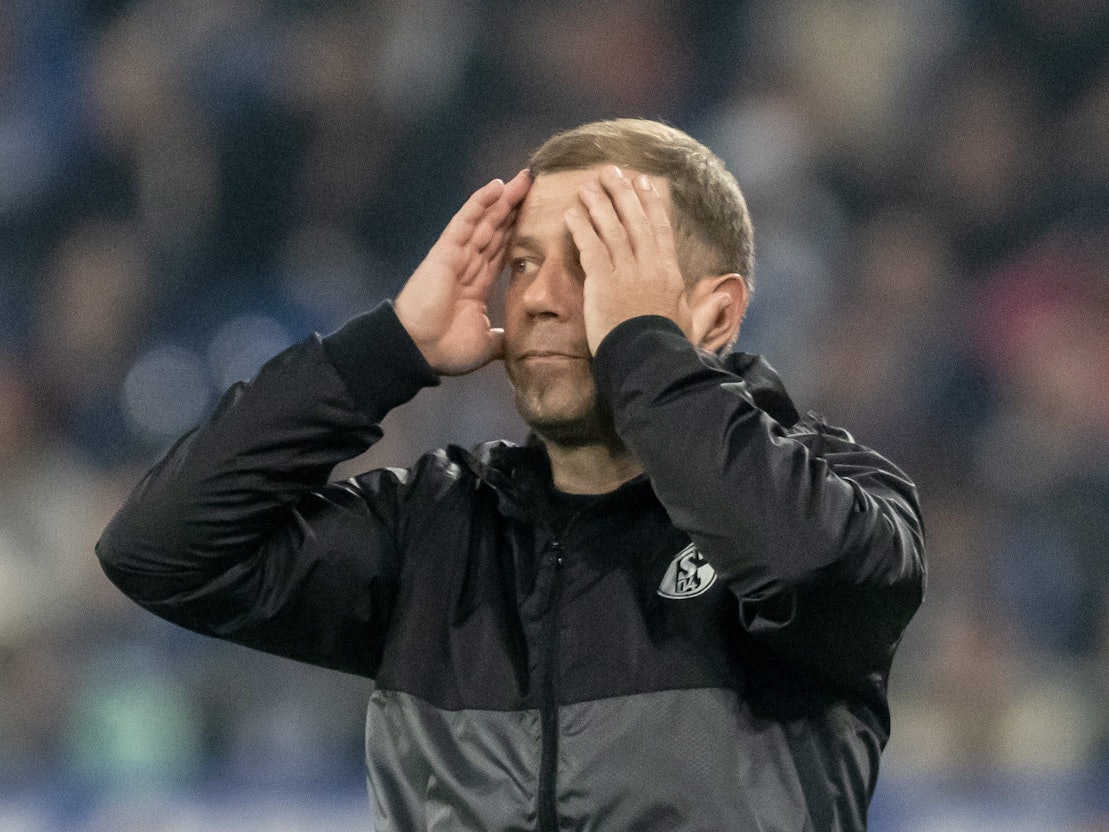 Trainer Frank Kramer von Schalke verfolgt das Spiel und schlägt die Hände vors Gesicht.