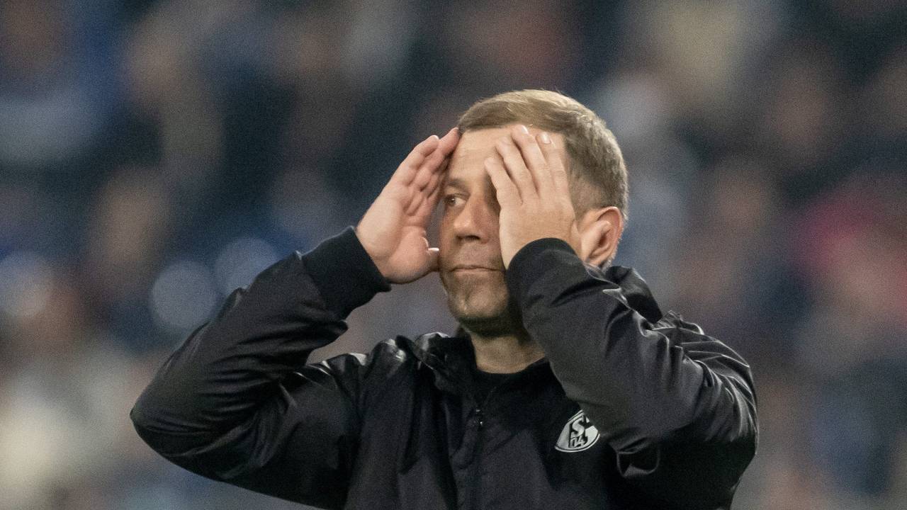 Trainer Frank Kramer von Schalke verfolgt das Spiel und schlägt die Hände vors Gesicht.