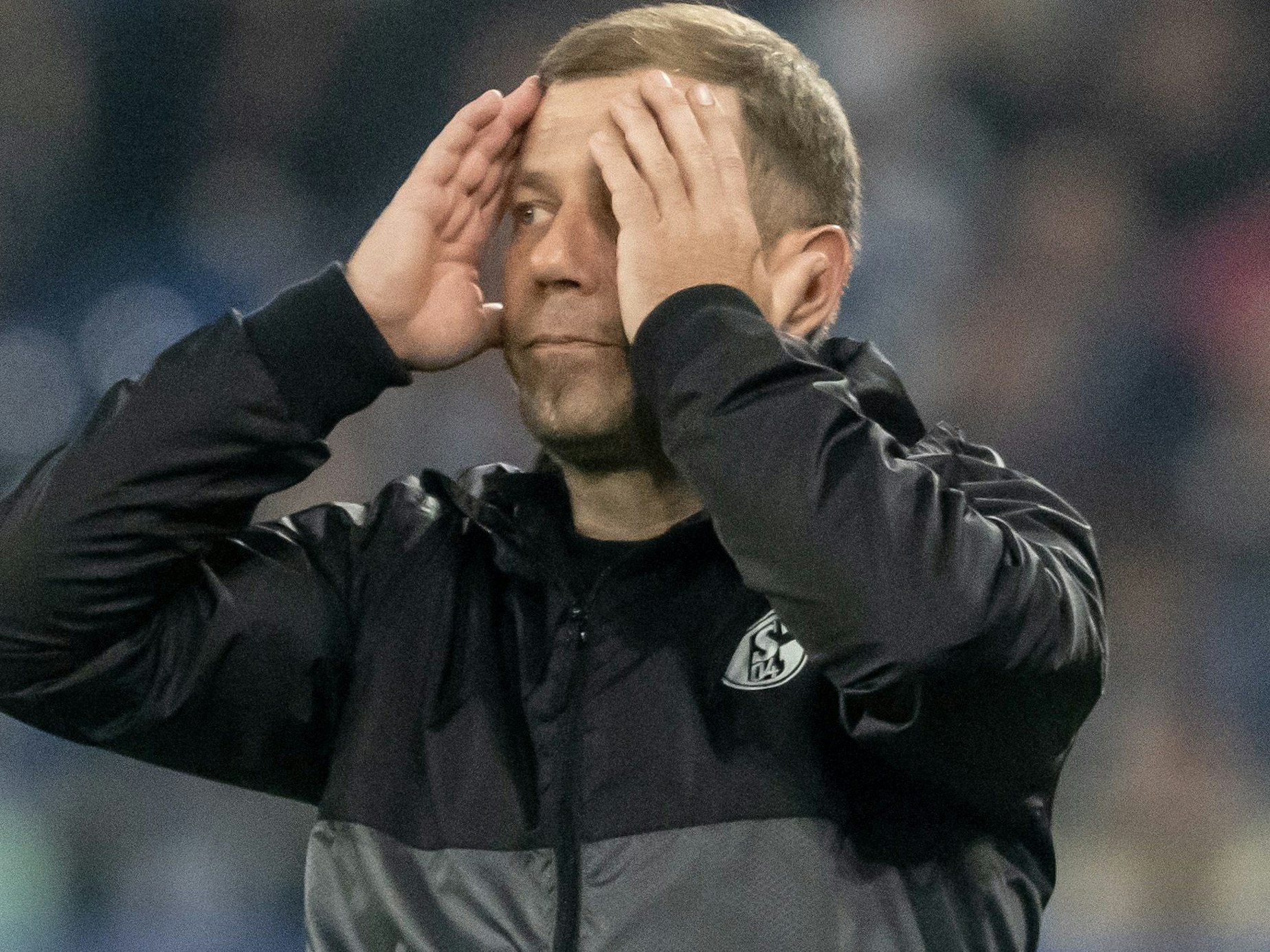 Trainer Frank Kramer von Schalke verfolgt das Spiel und schlägt die Hände vors Gesicht.