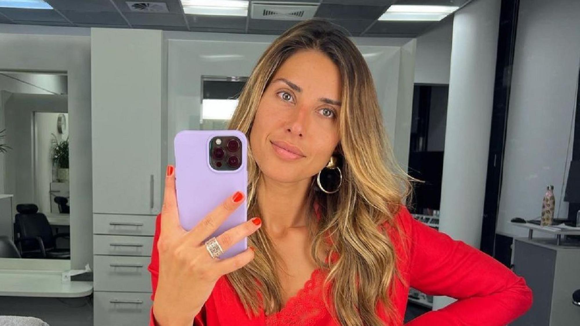 TV-Moderatorin Jana Azizi posiert für ein Selfie.