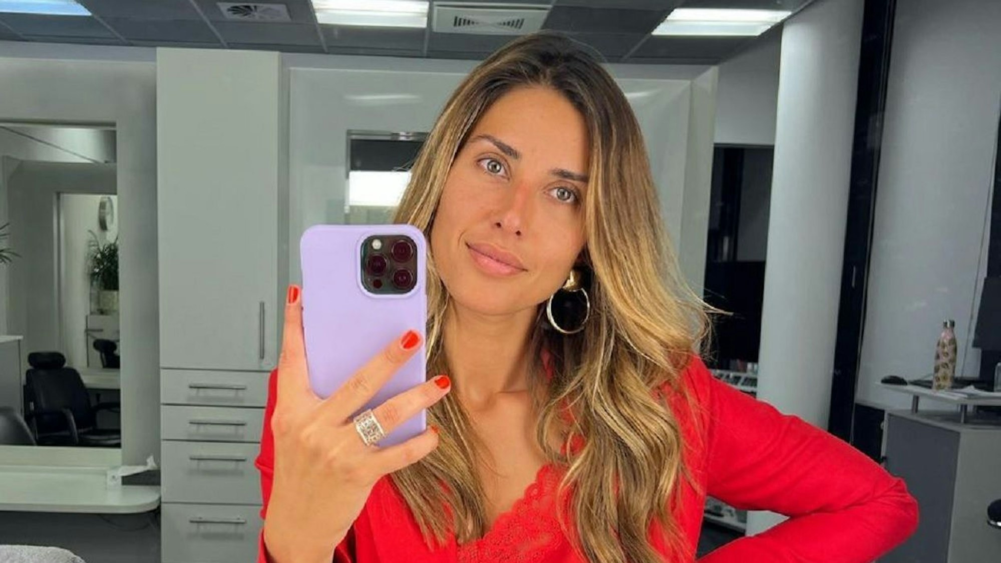 TV-Moderatorin Jana Azizi posiert für ein Selfie.