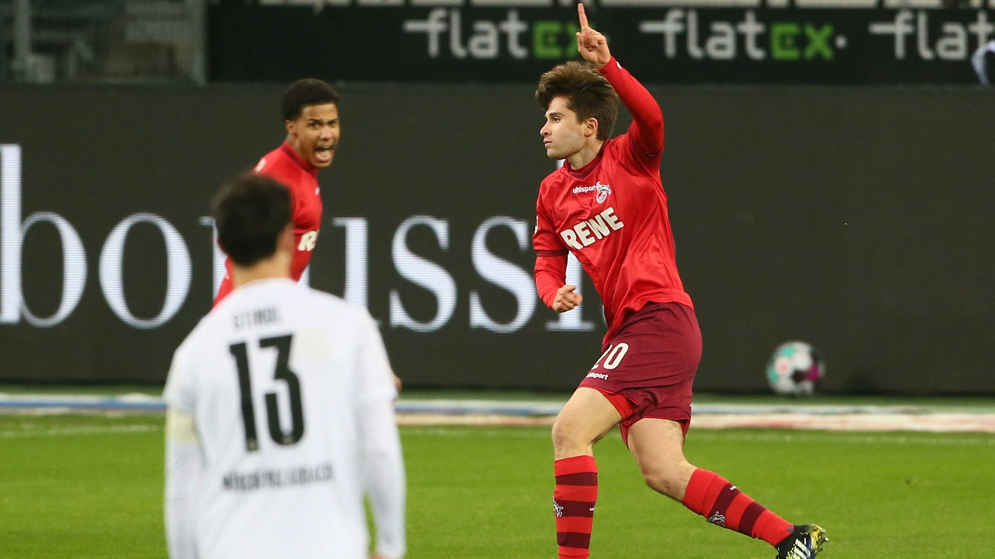 Elvis Rexhbecaj dreht nach seinem Treffer zum Jubel ab.