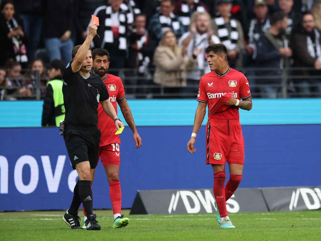 Schiedsrichter Frank Willenborg zeigt Piero Hincapie die Gelb-Rote Karte