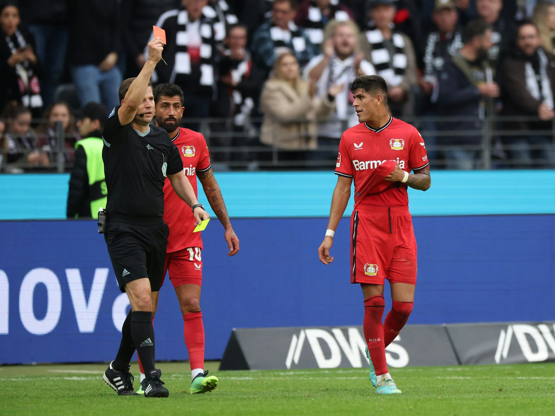 Schiedsrichter Frank Willenborg zeigt Piero Hincapie die Gelb-Rote Karte