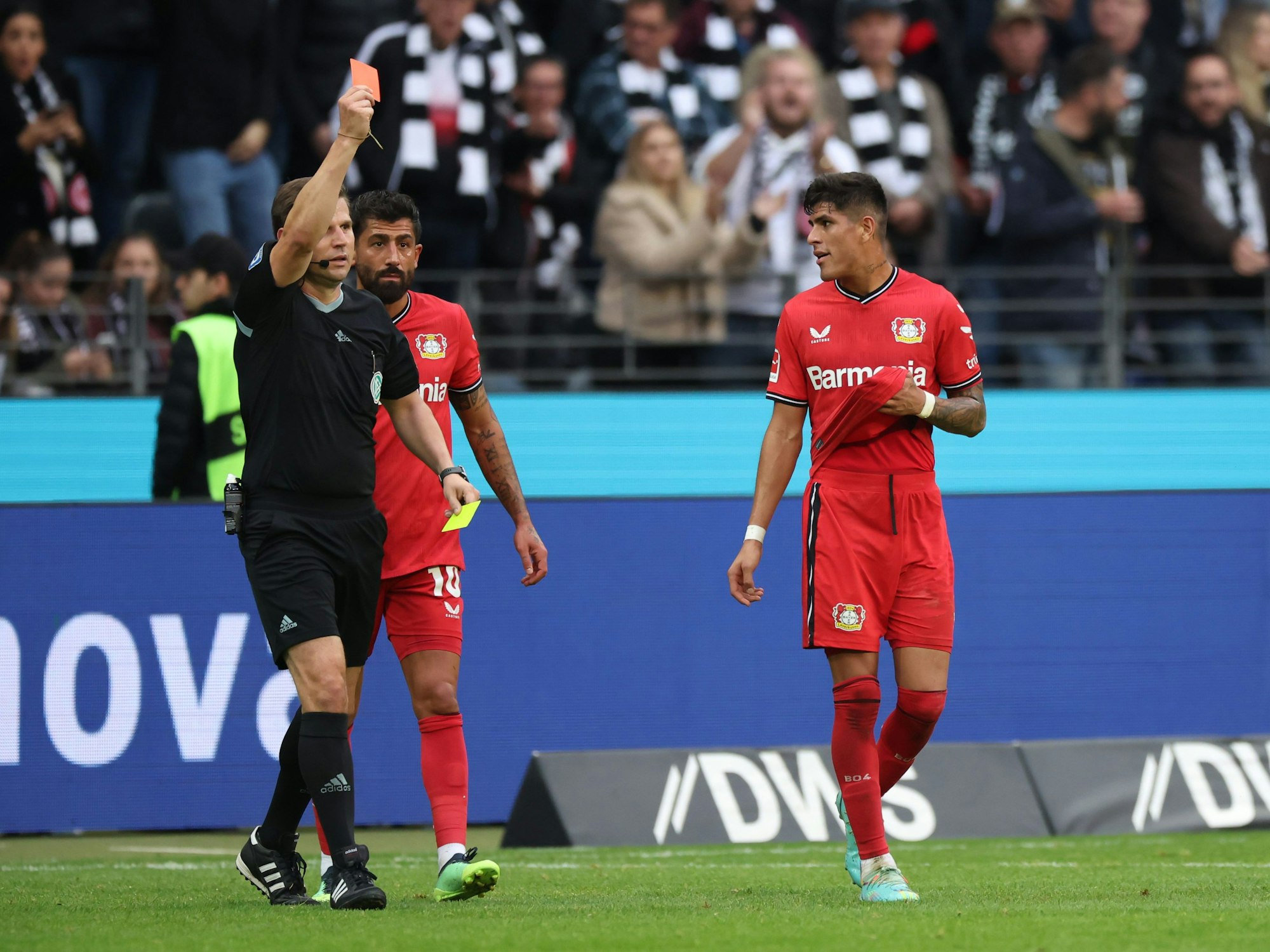 Schiedsrichter Frank Willenborg zeigt Piero Hincapie die Gelb-Rote Karte