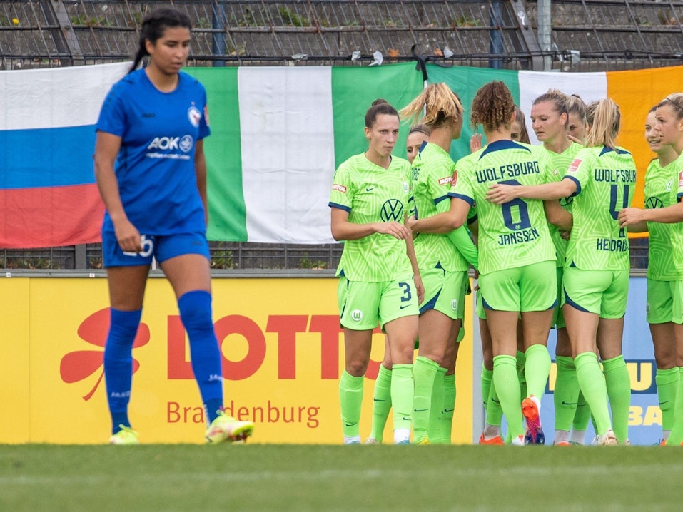 Wolfsburgs Alexandra Popp (M.) jubelt mit ihren Teamkolleginnen nach ihrem Treffer zum 1:0.