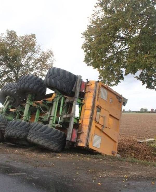 Umgekippter Anhänger eines Traktors in Vettweiß.