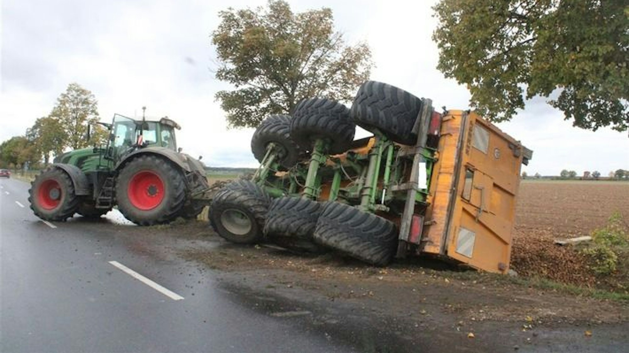 Umgekippter Anhänger eines Traktors in Vettweiß.