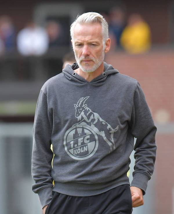 Mark Zimmermann beim Gang an der Seitenlinie.