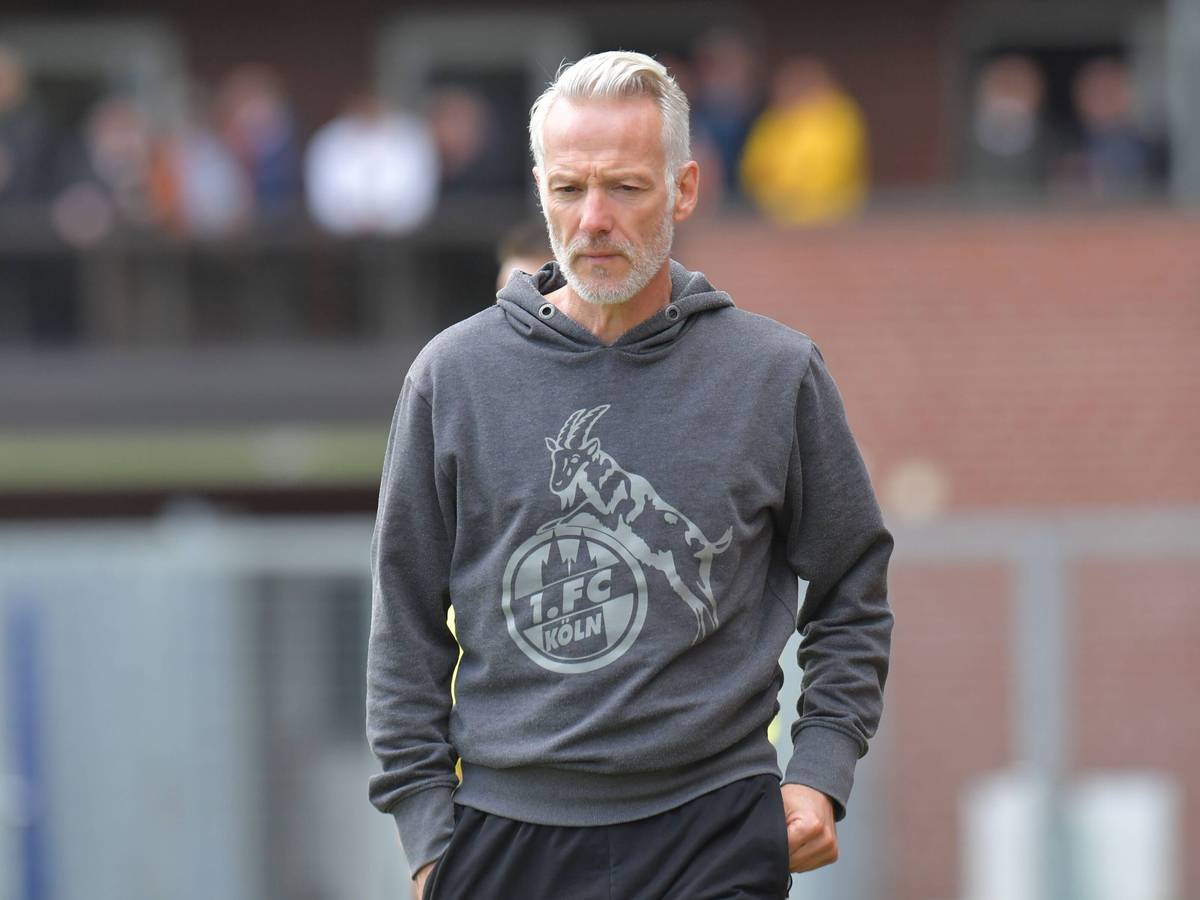 Mark Zimmermann beim Gang an der Seitenlinie.