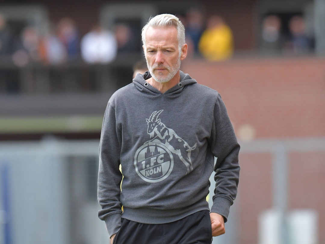 Mark Zimmermann beim Gang an der Seitenlinie.