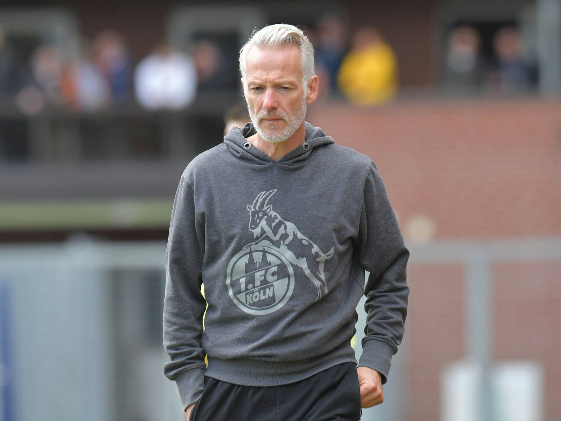 Mark Zimmermann beim Gang an der Seitenlinie.